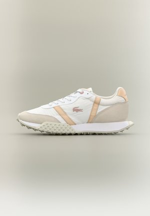 Biały i beżowy sneaker z różowymi akcentami, teksturowaną podeszwą, sznurowanym fasonem i małym logo krokodyla z boku.
