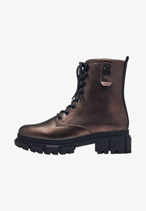 Bottine métallique marron avec un design à lacets, semelle crantée en caoutchouc et accent de logo. Présente une texture lisse et une silhouette structurée.