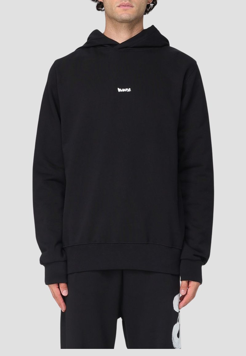 Felpa nera con tasca a marsupio frontale, dotata di un piccolo logo bianco sul petto, maniche a costine e taglio rilassato. Materiale morbido.