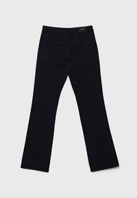 Zwarte denim jeans met een recht pijpdesign, voorzien van twee achterzakken en een zichtbaar label op de tailleband. Gladde textuur met minimale stitching.