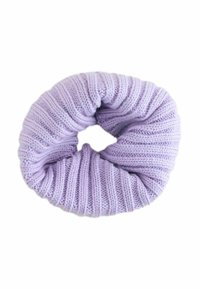 Weicher, lavendelfarbener, gestrickter Haargummi mit gerippter Textur, in kreisförmiger Anordnung auf einem weißen Hintergrund.