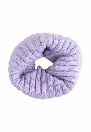 Weicher, lavendelfarbener, gestrickter Haargummi mit gerippter Textur, in kreisförmiger Anordnung auf einem weißen Hintergrund.