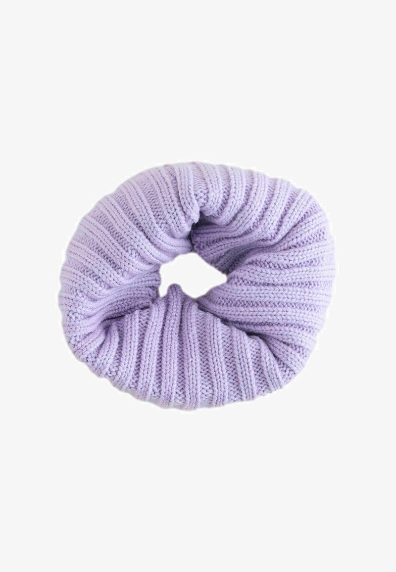 Scrunchie in morbido lavanda, lavorato a maglia con texture a coste, disposto in forma circolare su uno sfondo bianco.