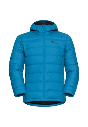 Giacca a vento blu con cappuccio, caratterizzata da una chiusura con zip, pannelli cuciti e foderatura nera. Logo visibile sul lato sinistro superiore.