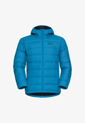 Giacca a vento blu con cappuccio, caratterizzata da una chiusura con zip, pannelli cuciti e foderatura nera. Logo visibile sul lato sinistro superiore.