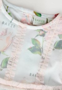 Blumenkleid aus leichtem, transparentem Stoff mit einem pinken und grünen Blumenmuster, gerafften Nähten und einem Etikett mit der Aufschrift "BAKER."