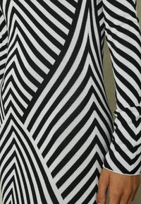 Reiss REGULAR FIT - KALI STRIPED - Strickkleid - black ivory