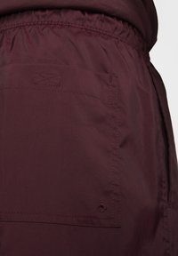 Nike Sportswear CLUB FLOW - Shorts - burgundy crush white