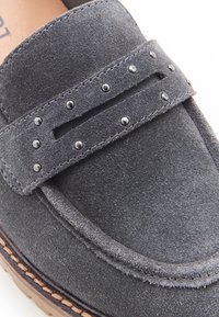 Grijze suède instappers met een brede band met een uitsparing en zilveren studs, gestikte details en een tekstuur, flexibele zool.