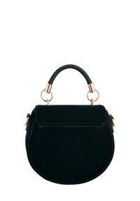 Zielona, pluszowa torebka w zaokrąglonym kształcie, z złotymi akcentami i krótkim uchwytem. Posiada zapięcie na klapkę oraz detale w postaci górnych szwów.