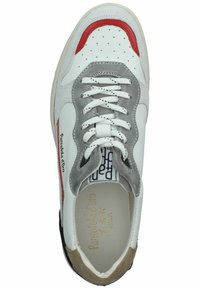 Bílé tenisky s červenými akcenty, šedé semišové a kožené části, perforovaný design, bílé šněrování a béžová pata. Zlaté logo uvnitř.