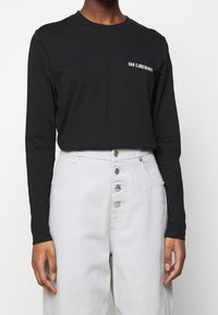 Han Kjøbenhavn Top s dlouhým rukávem - black