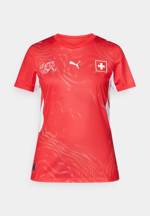 Camiseta deportiva roja con acentos blancos y patrón de olas texturizado. Presenta el logo de Puma, la insignia de la bandera suiza y mangas cortas. Tela ligera.