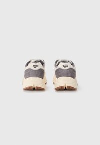 Baskets à semelle Vibram avec une tige en daim gris, accents beiges, semelle intermédiaire rembourrée et un talon renforcé avec un logo.
