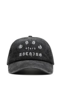 Cappellino da baseball in tessuto nero con testo bianco ricamato che recita "GOD fort NOTHING." Presenta una visiera curva e una striscia regolabile sul retro.
