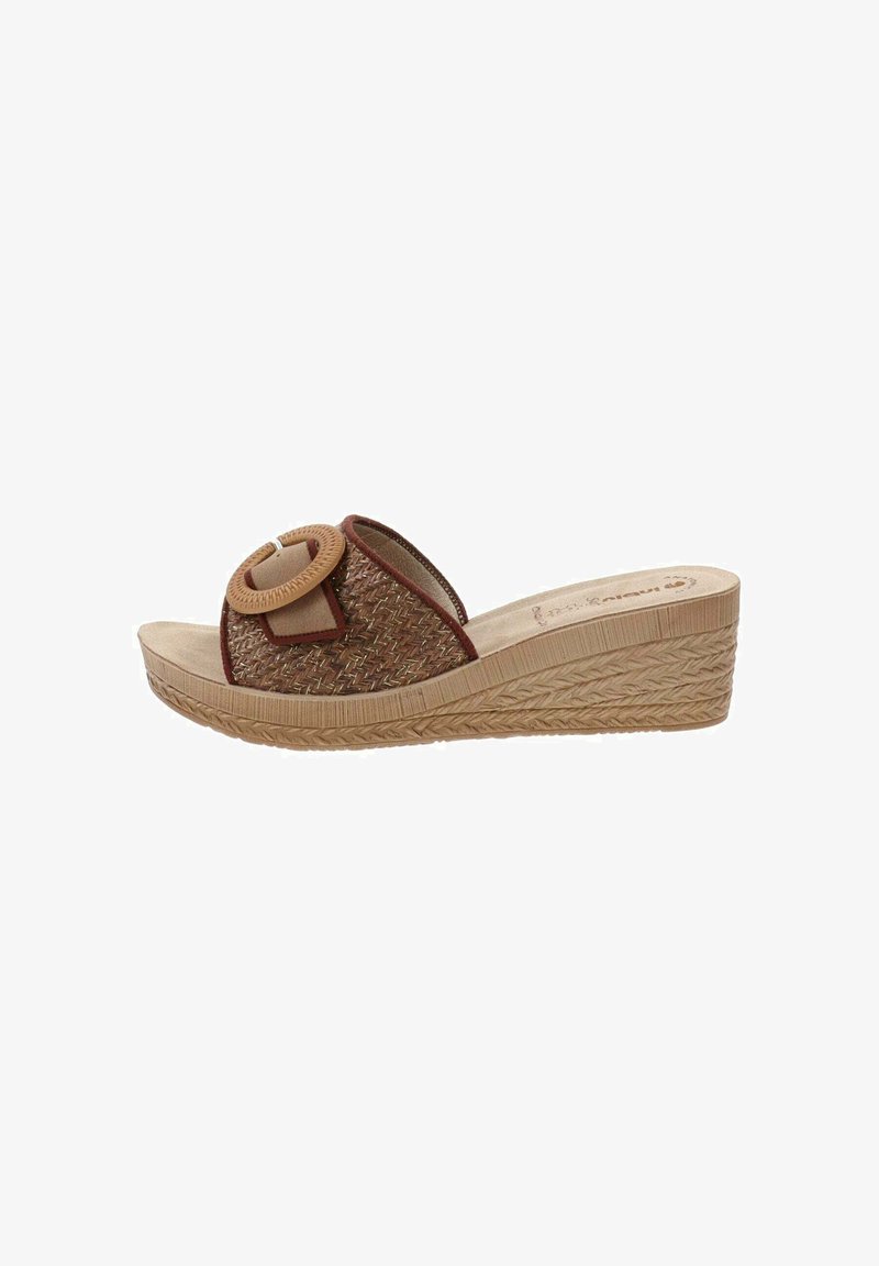 Sandales compensées avec une semelle beige clair, un empiècement supérieur tissé brown texturé, et un accent circulaire décoratif. Dispose d'un design confortable à enfiler.