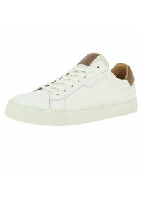 Baskets en cuir blanc avec une semelle intermédiaire texturée, un accent marron au talon, des lacets plats et un design cousu sur le côté. Style minimaliste.