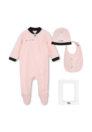 Set abbigliamento rosa per neonati con tutina con piedini, cappello, bavaglino con disegno di gatto e cornice bianca, il tutto rifinito con bordi neri e testo del marchio.