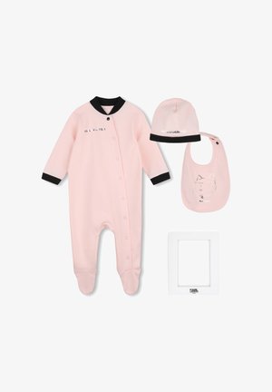 Set abbigliamento rosa per neonati con tutina con piedini, cappello, bavaglino con disegno di gatto e cornice bianca, il tutto rifinito con bordi neri e testo del marchio.