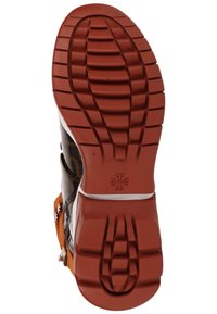 Semelle de botte marron et orange avec des motifs de rainure profonds, en caoutchouc texturé, et un intermédiaire blanc contrastant, conçue pour l'adhérence et la durabilité.