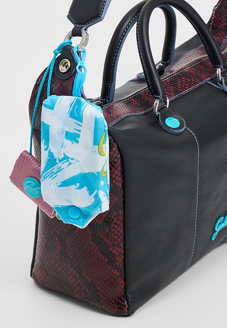 Borsa a tracolla in pelle nera e rossa scura con manici superiori doppi, dettagli blu e etichette colorate rimovibili. Design strutturato, motivo pelle di serpente.