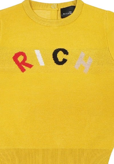 Maglione giallo lavorato a maglia con la parola "RICH" in lettere blocco rosse, nere, bianche e beige. Collo e orlo a costine.