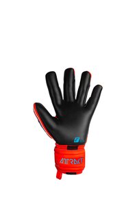 Gant de gardien de but avec une paume en latex noir, une sangle de poignet en tissu rouge, et un logo en accent bleu. Dispose d'un design à cinq doigts et d'une surface texturée.