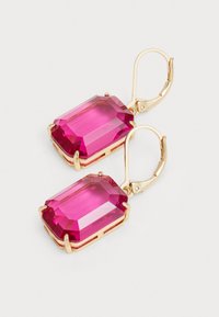 Roze rechthoekige oorbellen met vergulde metalen zettingen, voorzien van een gefacetteerd ontwerp en leverback haken. Duidelijk en glad oppervlak van de edelsteen.