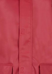 Rode leren jas met een gladde textuur, voorzien van gestikte accenten, twee voorzakken en een centrale knoopsluiting.