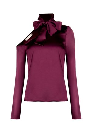 Blusa di satin borgogna con colletto alto, taglio asimmetrico e un grande fiocco decorativo su una spalla. Maniche lunghe con una texture morbida.