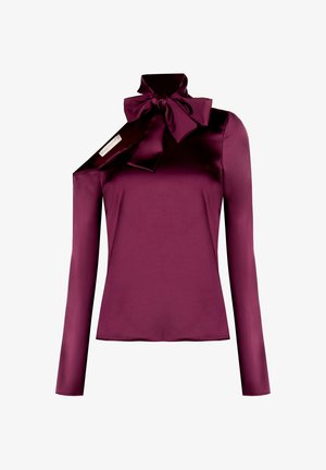 Blusa di satin borgogna con colletto alto, taglio asimmetrico e un grande fiocco decorativo su una spalla. Maniche lunghe con una texture morbida.