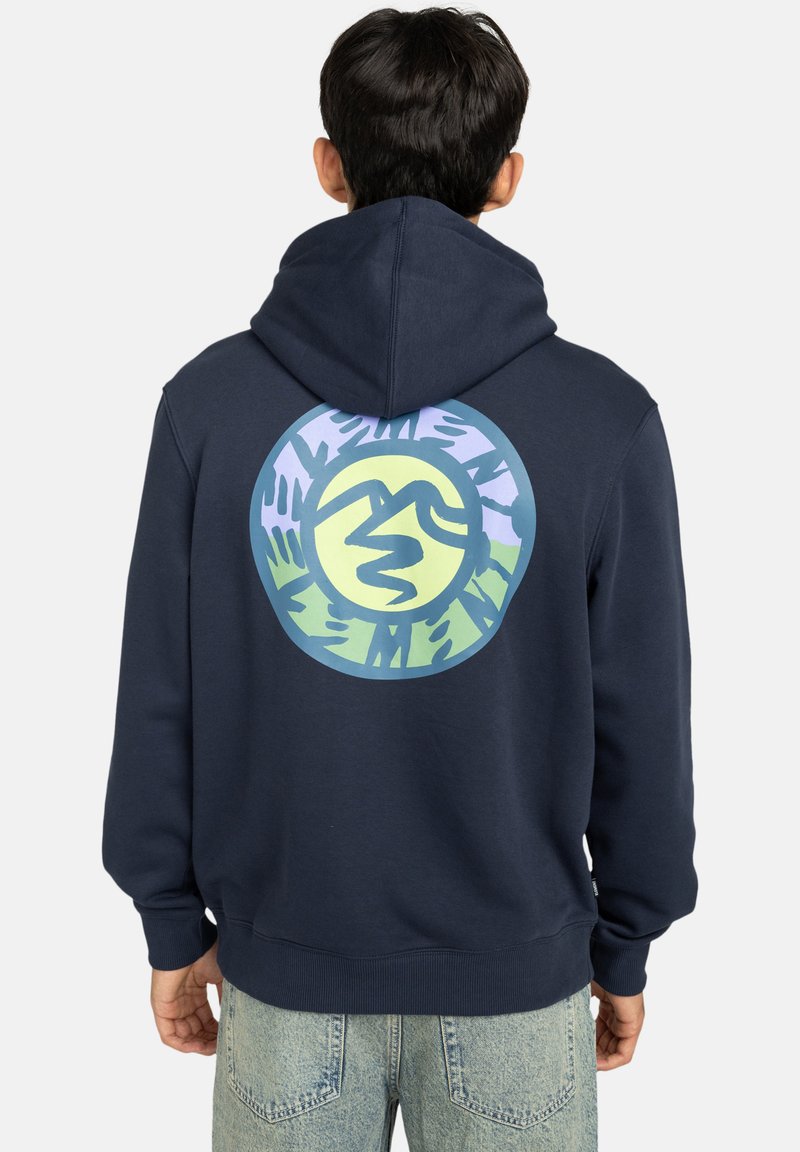 Felpa blu navy con una grafica circolare multicolore sul retro, caratterizzata da forme astratte e impronte delle mani. Tessuto di cotone con una vestibilità rilassata.