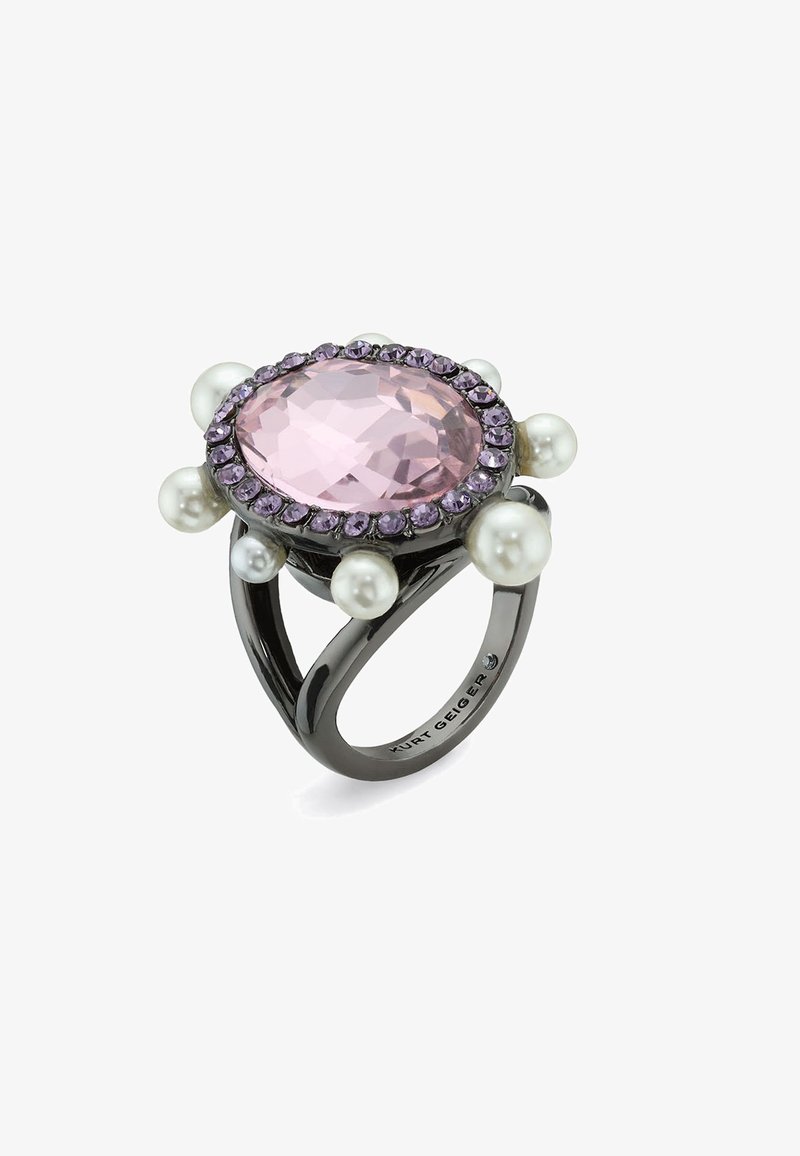 Bague mettant en valeur un gemstone oval rose pâle, entouré d'accents violets et de perles blanches, monté sur un anneau en métal noir au fini lisse.