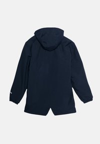 Jachetă impermeabilă de culoare albastru marin, cu glugă, manșete elastice și croială dreaptă; vederea din spate arată un design simplu și detalii minime.