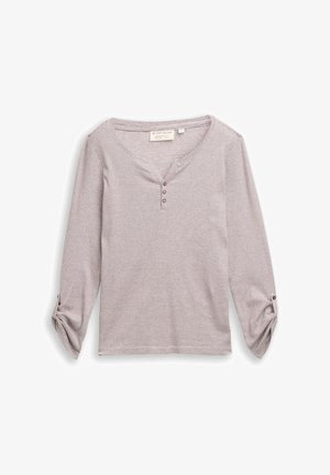 Camisa de manga larga color púrpura claro con finas rayas horizontales, tres botones frontales y mangas fruncidas con pestañas de botón.