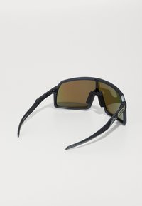Schwarze Sonnenbrille mit rechteckigem Rahmen, braun getönten Gläsern, strukturierten schwarzen Bügeln und silbernen Akzentdetails. Leichtes, sportliches Design.