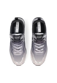 Een paar zwarte en grijze Liu Jo sneakers met witte tussenzolen, weergegeven vanuit een bovenaanzicht op een witte achtergrond.