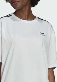 adidas Originals OVERSIZED ADICOLOR RELAXED - Apdrukāts T-krekls - white