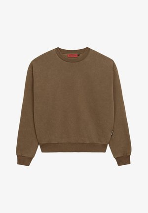 Brązowy sweter z miękkiego materiału, z okrągłym dekoltem, prążkowanymi mankietami i dołem, z małą metką po bokach. Minimalistyczny design.