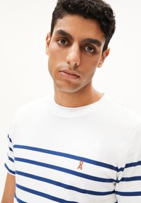 ARMEDANGELS AADROS STRIPES - T-Shirt print - white faded indigo