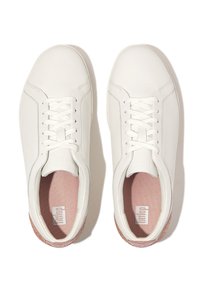 Weiße Sneakers mit einem glatten Leder-Obermaterial, einem Schnürverschluss und einer weichen, pinkfarbenen strukturierten Innensohle mit dezentem Logo. Gummisohle mit einem gemusterten Profil.