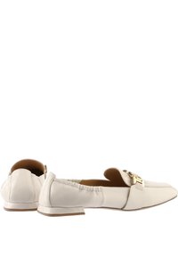 Mocassins en cuir blanc avec une semelle plate, dotés d'un accent en métal doré et d'une texture plissée au niveau du talon. Fini lisse, design à bout rond.