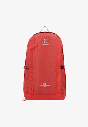 Mochila ligera roja con una tela texturizada, que presenta un logo central, correas ajustables y cremalleras laterales. Diseño compacto y transpirable.