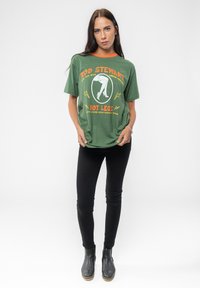 Paradiso Clothing ROD STEWART HOT LEGS RINGER - Print T-shirt - green
