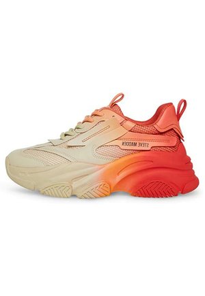 Sneaker chunky con una gradazione di colore che va dal beige al rosso, caratterizzati da una tomaia testurizzata, chiusura con lacci e una suola in gomma prominente.