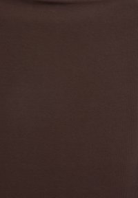Texture de tissu brun foncé uni avec un motif de tricot fin et régulier, sans coutures ni motifs visibles.