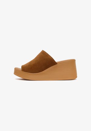 Sandale compensée en daim marron avec bout ouvert et semelle plateforme texturée, vue latérale sur fond blanc.
