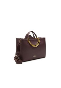 Borsa a tracolla in pelle prugna con accenti di catena dorata spessa, doppie maniglie superiori, tracolla staccabile e logo impresso sul davanti. Texture liscia.