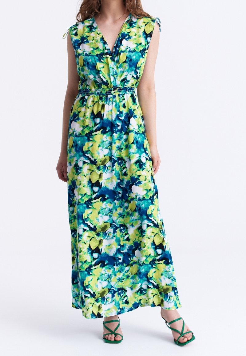 Kukkakuosisessa maksimekossa on syvä V-pääntie, hihaton malli, sinisen, vihreän ja valkoisen värin yhdistelmä. Mekossa on joustava vyötärö ja virtaava kangas.