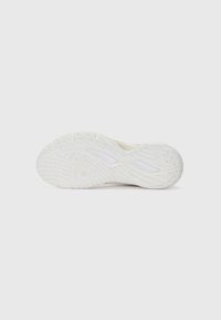 Semelle de chaussure de sport blanche présentant un caoutchouc texturé pour une meilleure adhérence, avec un design courbé et des motifs de traction visibles pour la stabilité.
